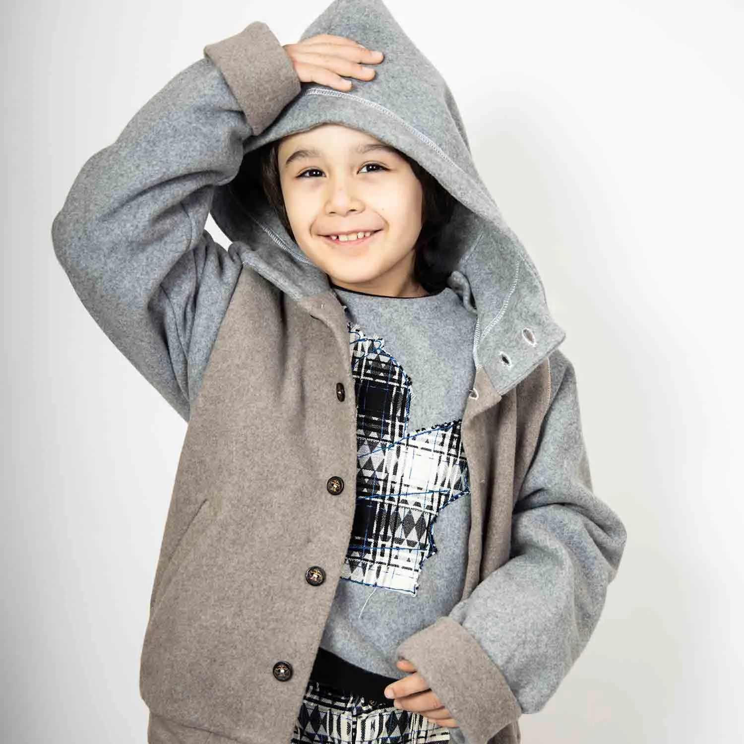 Beige fleece hoodie voor kinderen met drakenapplicatie